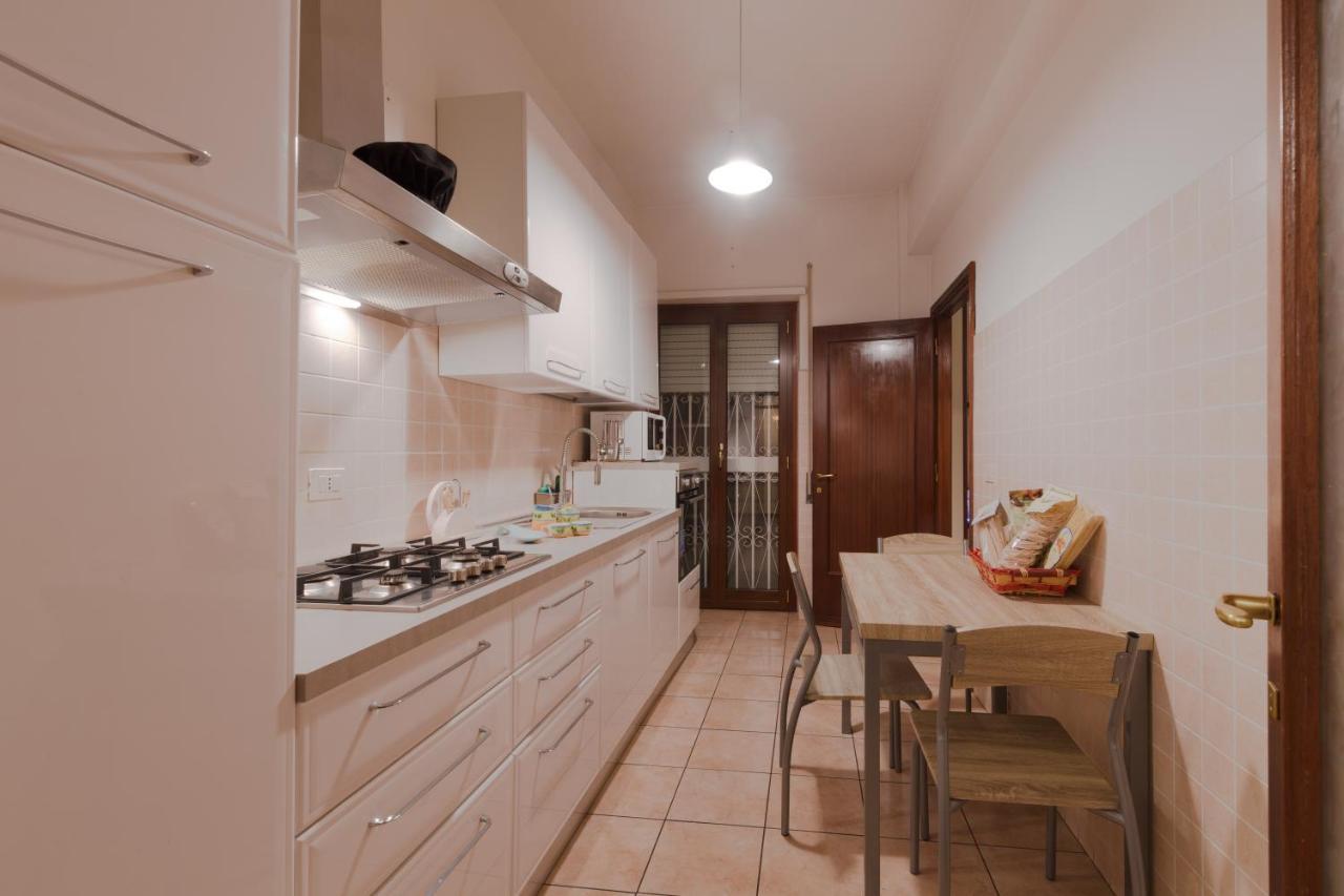 Aura Holiday House Rom